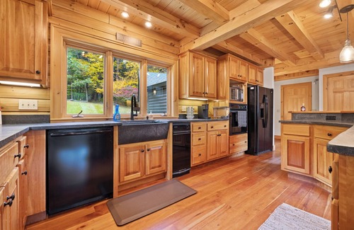 Brownsville Cabin | Cozy Modern Cabin w/Hot Tub & Beautiful View