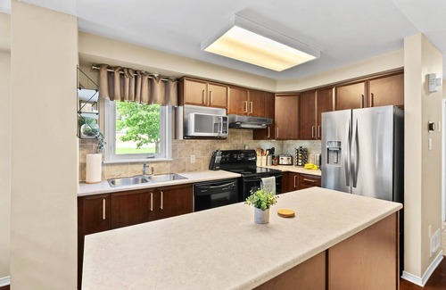 Ledbury - Heron Gate - Ridgemont - Elmwood Condo | Cozy modern condo 15 mins from DT | Free Parking | Patio