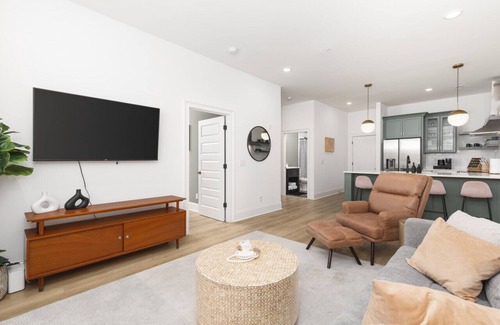 Cleveland Park House | Cozy Modern Condo 4 Beds, 2 Bedrooms -FREE Parking