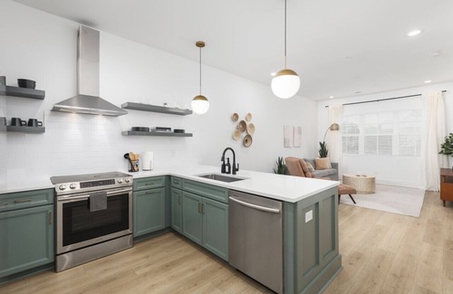 Cleveland Park House | Cozy Modern Condo 4 Beds, 2 Bedrooms -FREE Parking