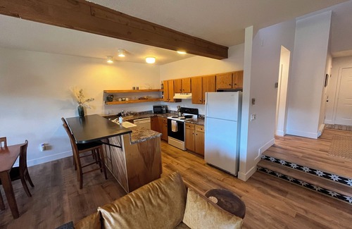 Plymouth House | Cozy Mountain Townhouse