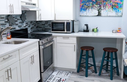 Lakeview Apartment | Cozy NYC on the Island