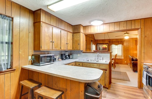 Davis House | Cozy Oklahoma Retreat w/Patio, Fire Pit & Grill!