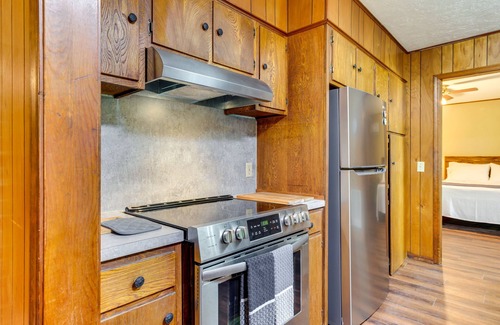 Davis House | Cozy Oklahoma Retreat w/Patio, Fire Pit & Grill!