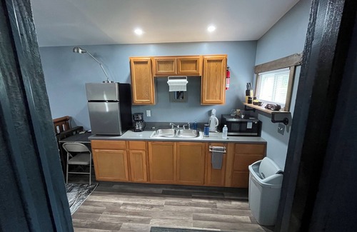 Chester Cabin | Cozy ‘on-grid’ cabin with free xfinity high speed WiFi.