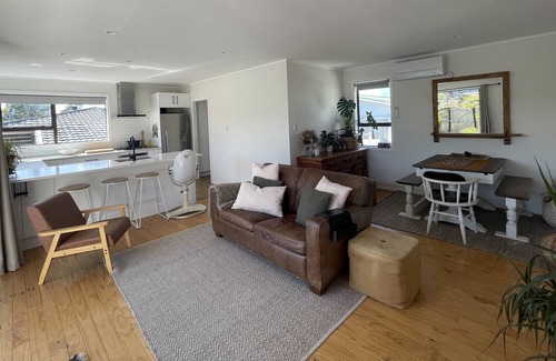 Red Beach House | Cozy on the coast - 5 minute walk to the beach (Pet friendly!)