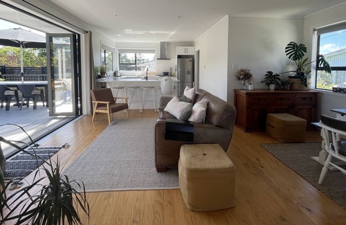 Red Beach House | Cozy on the coast - 5 minute walk to the beach (Pet friendly!)