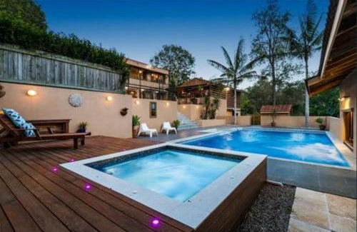 Anstead Apartment | Cozy One Room with Massive Pool