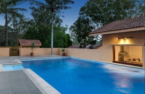 Anstead Apartment | Cozy One Room with Massive Pool