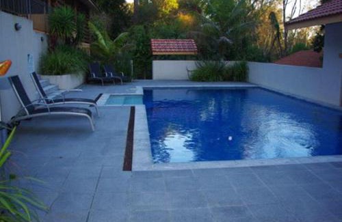 Anstead Apartment | Cozy One Room with Massive Pool