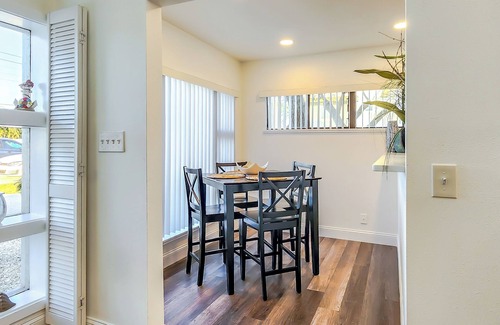 Seminole House | Cozy , Pet Friendly 2 Bedroom/1 Bathroom, Just 5 minutes from the Beach!