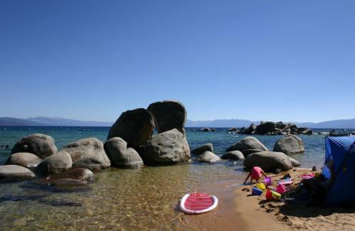 Brockway House | Cozy Pet-Friendly Cabin Hot-Tub Walk to Lake Tahoe Beach