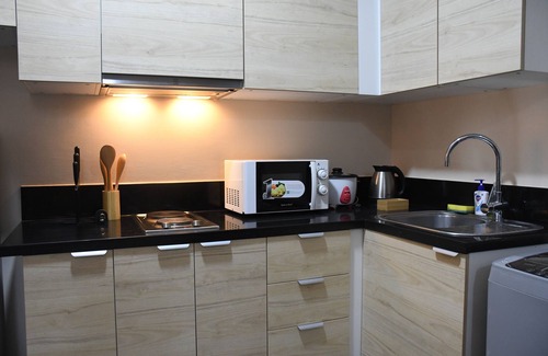 Pinagsama Condo | Cozy, pet friendly studio, private access to Venice Grand Canal Mall, near BGC