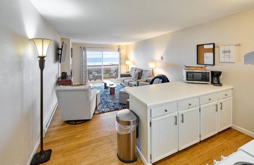 Lincoln City Condo | Cozy Pet-Friendly Condo in Lincoln City with Fireplace, Pool & Hot Tub access!