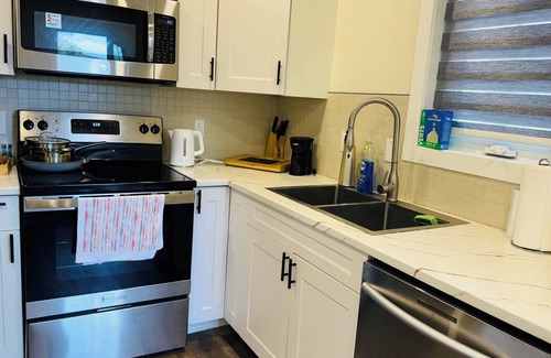 Southwest Edmonton House | Cozy Private Suite,Near UofA+LRT,Free Parking,Pet-Great Location for all needs.