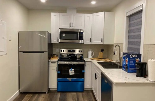 Southwest Edmonton House | Cozy Private Suite,Near UofA+LRT,Free Parking,Pet-Great Location for all needs.