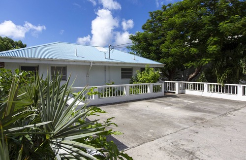 Contant Farms Apartment | Cozy, quiet, and safe Studio Apartment - 5 minute walk to Cruz Bay!
