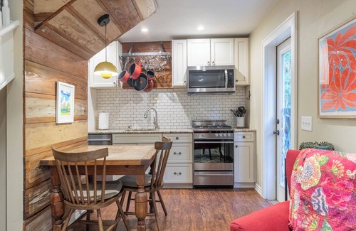 Travis Heights House | Cozy & Quiet Retreat ~ Walk to SoCo and Town Lake!