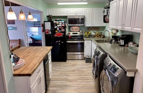 Fairfield Bay House | Cozy, Quirky & Fun Cabin - Sleeps 8 - Dog Friendly - Fairfield Bay, Arkansas