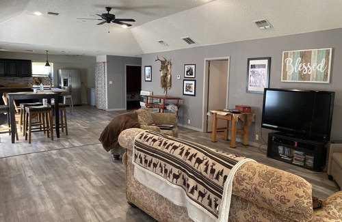 Daisy House | Cozy Ranch Home w/Spacious living/kitchen, screened in porch