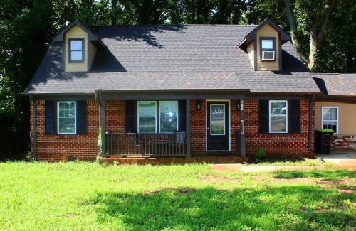 Forest Park House | Cozy, Relaxing 4-Bedroom House in Forest Park