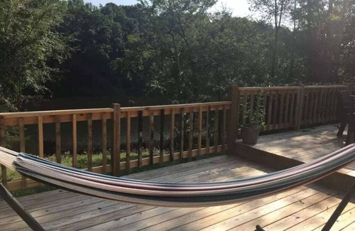 Bahama House | Cozy & relaxing cottage on the lake *Dog Friendly*