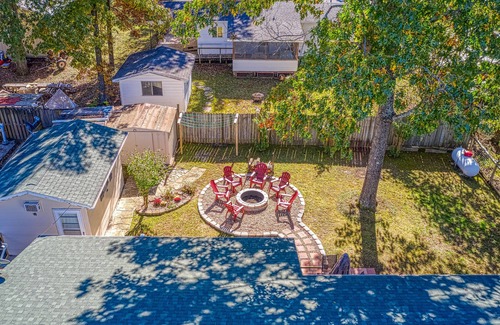 Diamond City House | Cozy Remodeled Home, minutes from the Lake