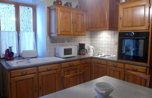 Aubepierre-sur-Aube Cottage | Cozy Restored House with 2 Bedrooms, Central Heating, Enclosed Courtyard in Aubepierre-sur-Aube