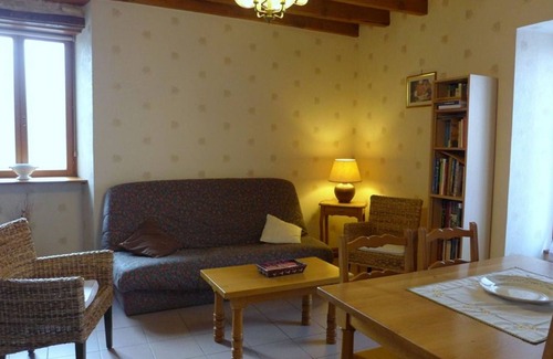 Aubepierre-sur-Aube Cottage | Cozy Restored House with 2 Bedrooms, Central Heating, Enclosed Courtyard in Aubepierre-sur-Aube