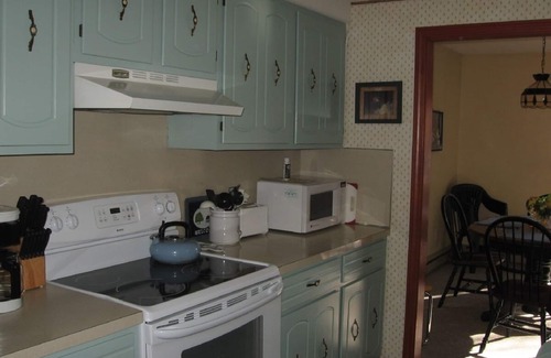 Stoneham Condo | Cozy Retreat, Hot tub, Wireless,Close to Kezar Lake, abuts White Mountains