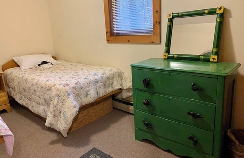 Rowe Bed & Breakfast | Cozy Retreat in the Berkshires - Apple Room in Orchard Guest House