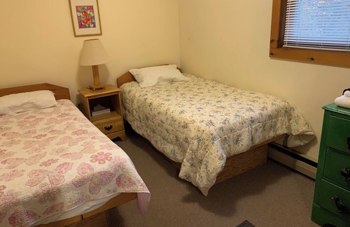 Rowe Bed & Breakfast | Cozy Retreat in the Berkshires - Apple Room in Orchard Guest House