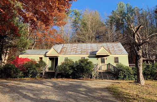 Rowe Bed & Breakfast | Cozy Retreat in the Berkshires - Apple Room in Orchard Guest House