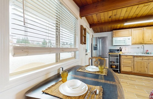 Mount Vernon Apartment | Cozy riverside cabin with kitchenette & laundry facilities - dog-friendly
