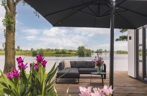 Maurik House | Cozy Riverside Escape