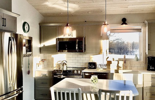 Manitoba Cottage | Cozy, Romantic, Riverfront Cottage