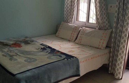 Sindhi Camp House | Cozy Room Close to Attractions