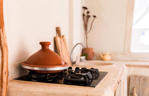 Tamrhakht House | Cozy Room in DesArt Hostel, 5 Minutes to the Famous Surf spot Devils ROCK