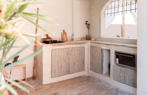 Tamrhakht House | Cozy Room in DesArt Hostel, 5 Minutes to the Famous Surf spot Devils ROCK