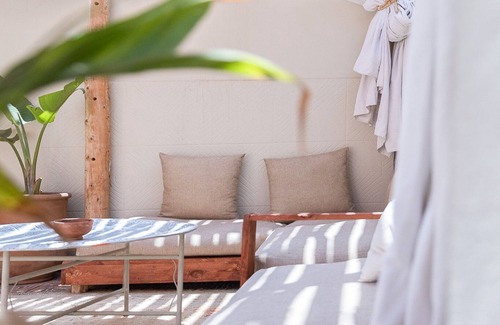 Tamrhakht House | Cozy Room in DesArt Hostel, 5 Minutes to the Famous Surf spot Devils ROCK