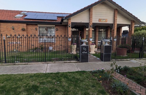Melton West House | Cozy room in large home pvt bath, w/wifi, AC, parkng/hiking trails, shpping mall