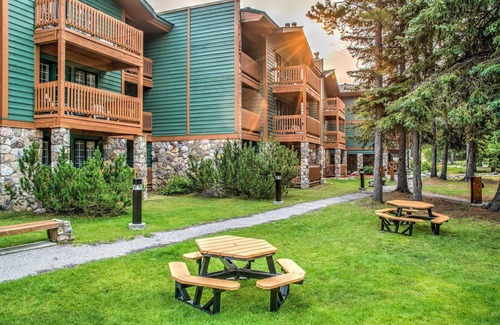 Lake Louise Apartment | Cozy Room in the Mountains | On-Site Ski Lockers!