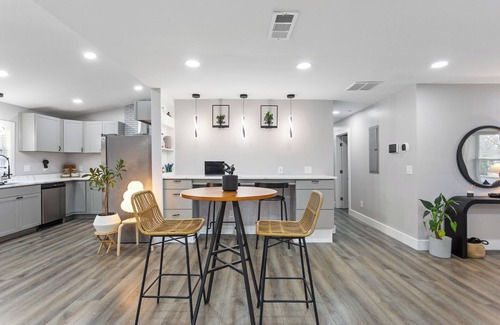 Gresham Park House | Cozy Room │ King Bed │ Near Downtown & Airport