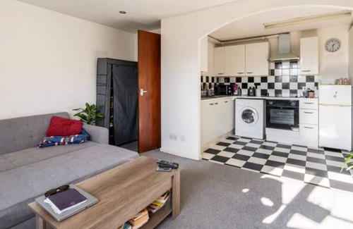 Yiewsley Apartment | Cozy room, with cinema projector - 6 minutes to the Elizabeth line