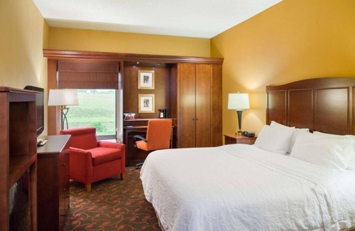 Carlisle House | Cozy Room with Free Breakfast and Movies – Ideal for Army War College Visitors