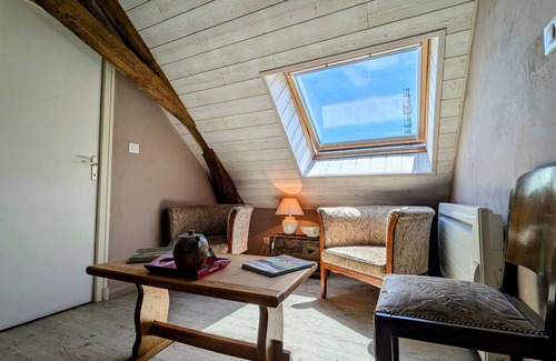 Chateauroux Bed & Breakfast | Cozy room with sitting area and breakfast included