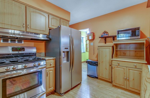 Plum House | Cozy Rural Country Retreat side Home Close to Pittsburgh!