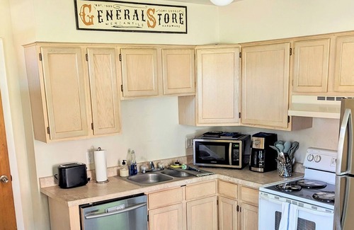 Cumberland House | Cozy Rustic Home for the Family! WALKABLE TO DOWNTOWN!