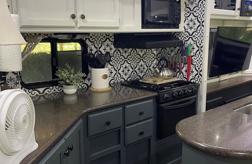 Wheeler House | Cozy RV with 1 bedroom extra bed ,in charming Porter 4 miles away from the lake