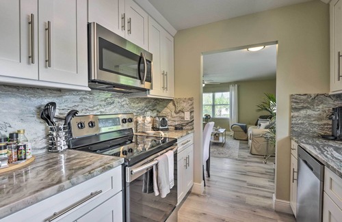 Indian Beach Sapphire Shores Apartment | Cozy Sarasota Retreat - 3 Blocks to the Coast!